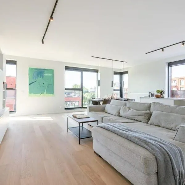 Spacious apartment with beautiful terrace in Ghent, hotel en Gante