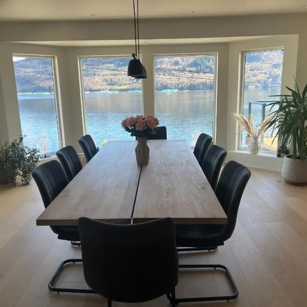 Large house with panoramic sea view, hotel a Bergen