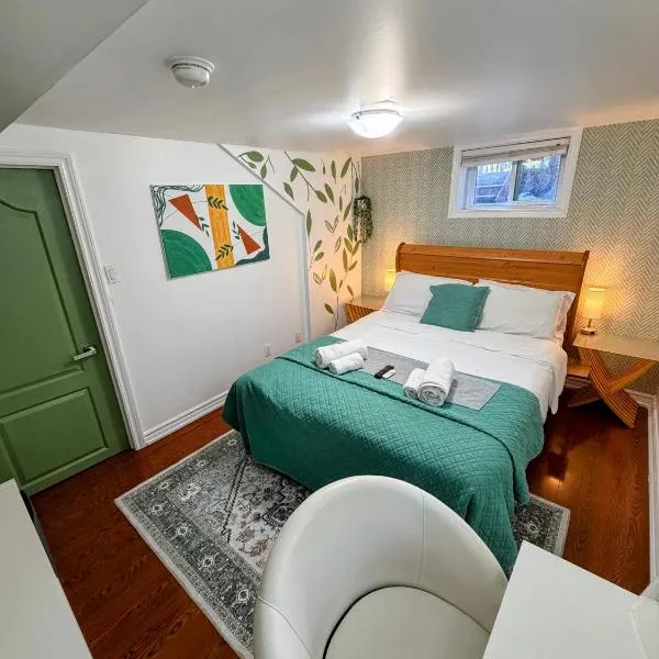 Private room near subway & shops، فندق في تورونتو