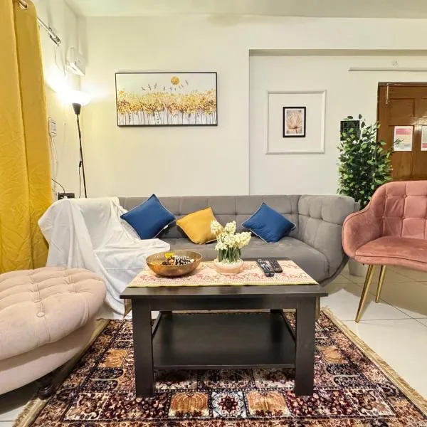Chic 2BHK Cosy Escape - Near City Centre & IT Hubs, hotel em Hyderabad