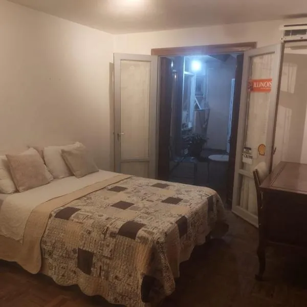 Habitación "Central" con baño privado exterior 3B, hotell i Salto