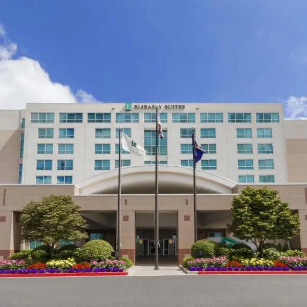 Embassy Suites by Hilton Portland Airport، فندق في بورتلاند