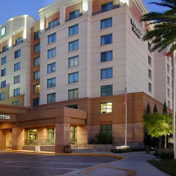 Embassy Suites by Hilton Sacramento Riverfront Promenade, hotel u gradu Sakramento