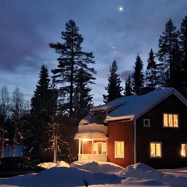 Secluded Wilderness Retreat 3BR Ski, Hike & Fish, 2 Fireplaces, Sleeps 6, hotel di Särna