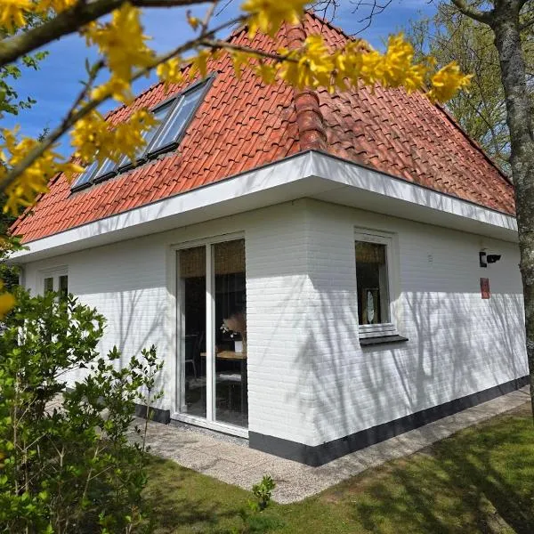 Beach & Dunes Bungalow with private garden and parking by NoordwijkMeer, hotel a Noordwijk aan Zee