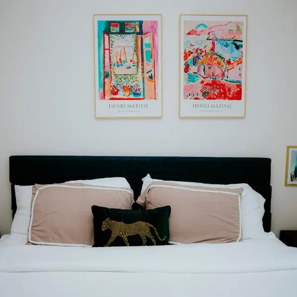 Luxury 2BR Apartment with Pool, Balcony & Parking, hôtel à Cambridge