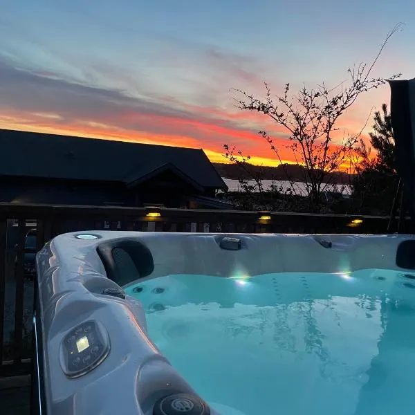 Seaside cottage with hot tub and sauna sleeps 11, отель в городе Forland