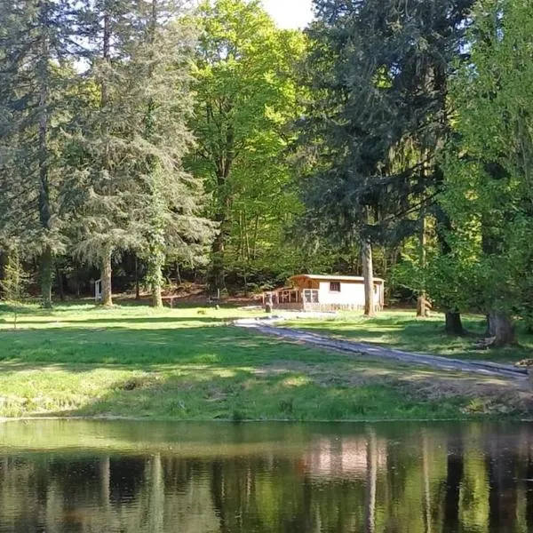 Roulotte des Hêtres au Domaine de Vauguenige, hotelli kohteessa Villarcoin