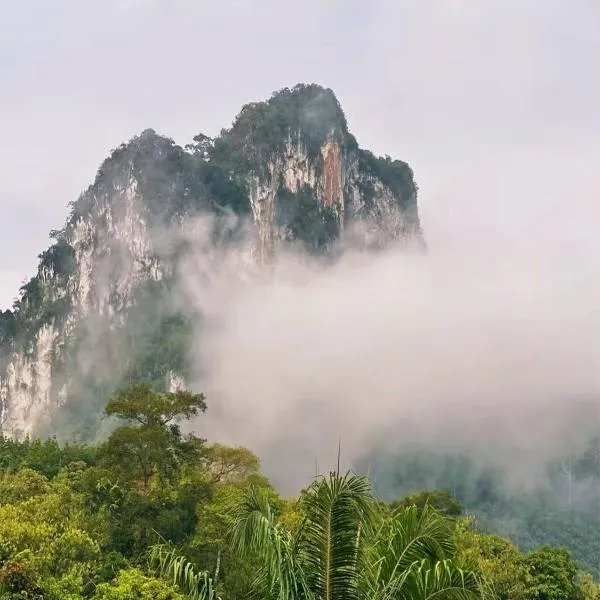 KhaoSok Malin Glamping, hotell i Ban Bang Thong