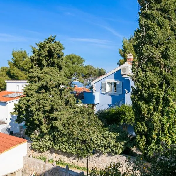 Apartments by the sea Maslinica, Solta - 14748, hotel em Maslinica
