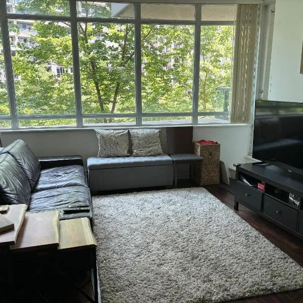 The Treehouse Downtown Toronto Condo!, hotel en Toronto