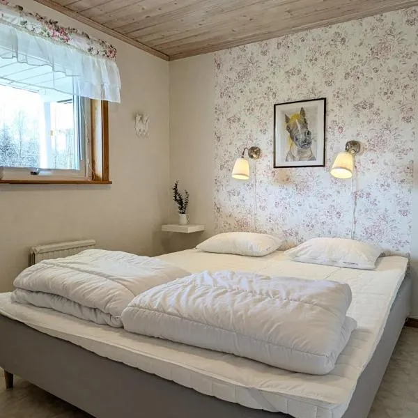 Rolig häst, Kaneeling Stugby AB, hotell i Dalskog