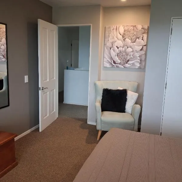 Beach Golf Shops Home within a home, hotell i Paraparaumu Beach