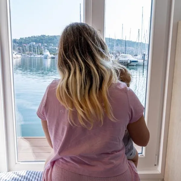 Sirena Lux Seahouse in Marina Portorož, Beachfront with Terrace and Jacuzzi, hotel en Portorož