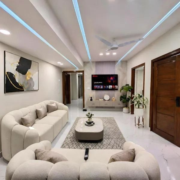 Luxury 2BHK Apartment with Private Balcony, Modern Elegance, Comfort and Style-E11, hotell sihtkohas Islamabad