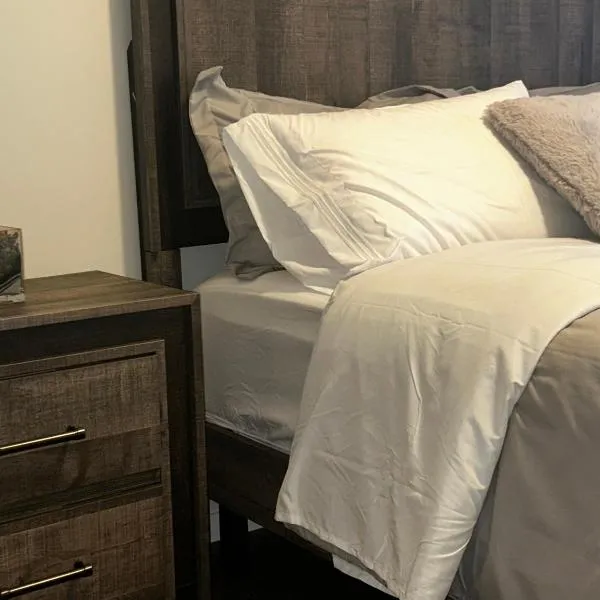 Private Chilliwack Condo 2Bdrm 2Bath Sleeps6 Close to District 1881, hotel em Chilliwack