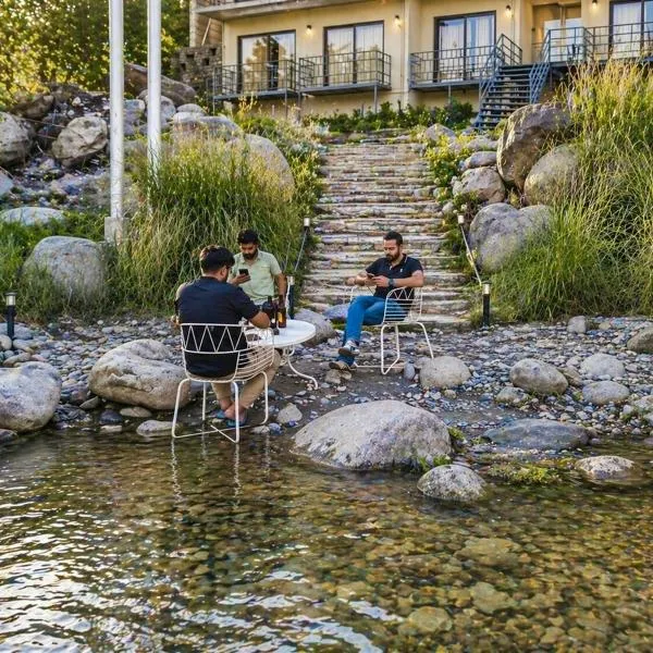 Aachman Riviera Resort Dharamshala - A river facing rooms with balcony #rivertouch #snowfacing #centrally AC #terrace cafe restaurant #parking, hotel sa Dharamshala