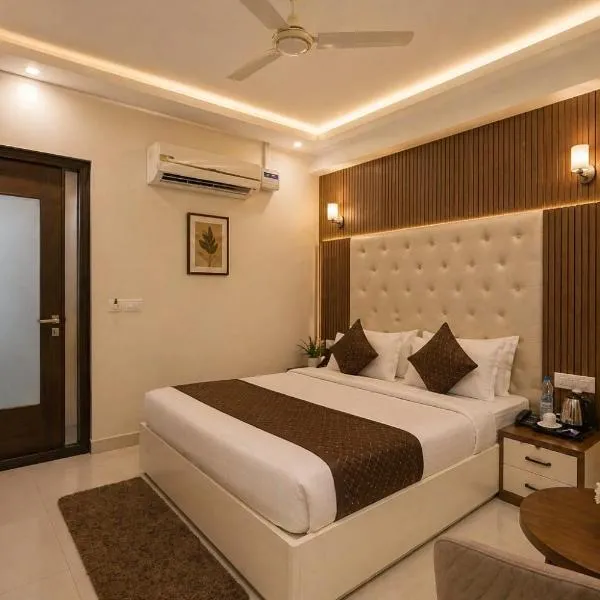 Hotel City Smart Near IGI Delhi Airport- Free Airport Pick up & Drop، فندق في نيودلهي