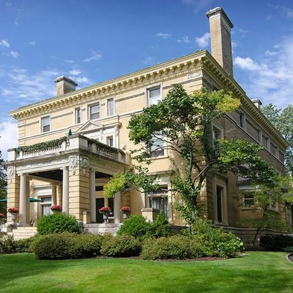 Historic Cotton Mansion by Heirloom Boutique Collection: Duluth şehrinde bir otel
