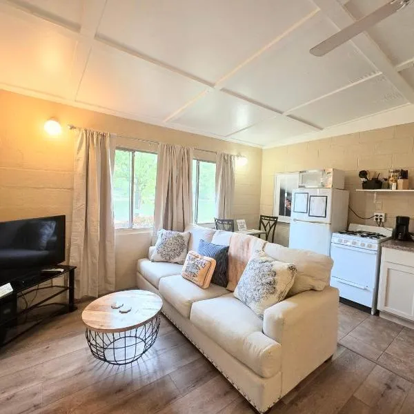 #03 - Fantastic Lakeside Studio Cottage- Pet Friendly、ホット・スプリングスのホテル