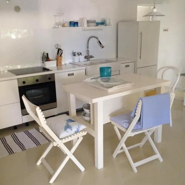 White Apartment Krk With Private Garden, hotel u gradu Krk