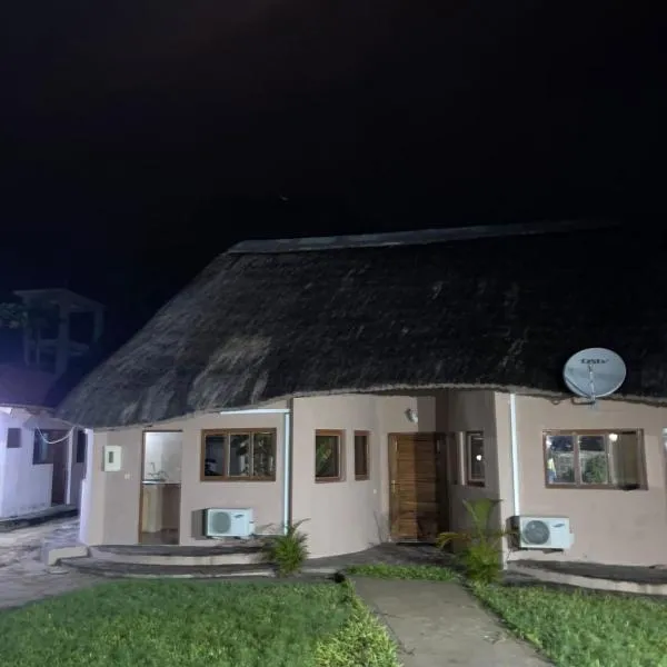 The Huts, hotel di Vila Praia Do Bilene