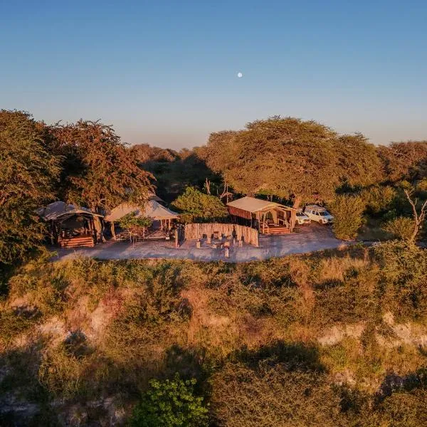 Camp Naledi - Exclusive Safari Tented Lodge with River View I Full Board I Natural Plunge Pools I Free WiFi, hotelli kohteessa Botie