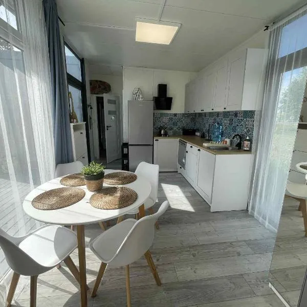 Surf Osada, komfortowe domki w kameralnej okolicy nad samym brzegiem Zatoki Puckiej, hotel v destinácii Swarzewo