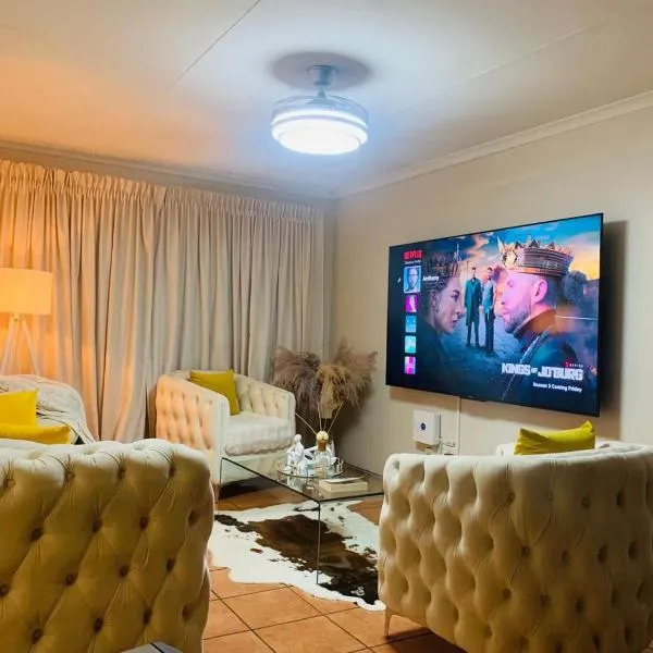 Elegant Stay Cozy Private Room, hotel en Witbank