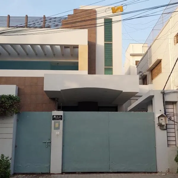 Spacious Rooms on 1st Floor Gulshan e Iqbal BLK7, hotel en Karachi