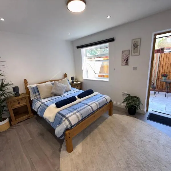 Stylish Apartment with Private Garden Near Victoria Park East London, hotel din Londra