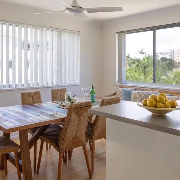2 mins to Kings Beach w shared rooftop and whale watching views plus pool, hotel in Caloundra