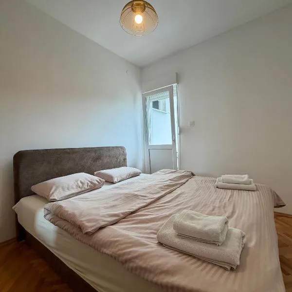 Lovely 1-bedroom apartment with 2-patios and parking, ξενοδοχείο στην Ποντγκόριτσα