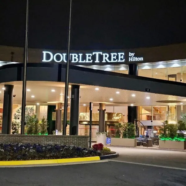 DoubleTree by Hilton Washington Dulles Airport, khách sạn ở Herndon