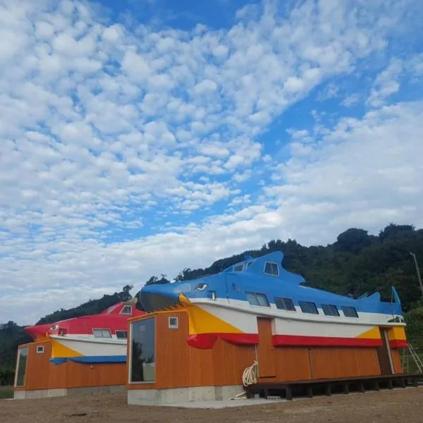 Harbor base SHARK, hotel in Sado
