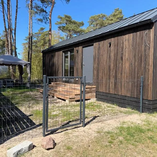 Całoroczny leśny domek, hótel í Dziwnów