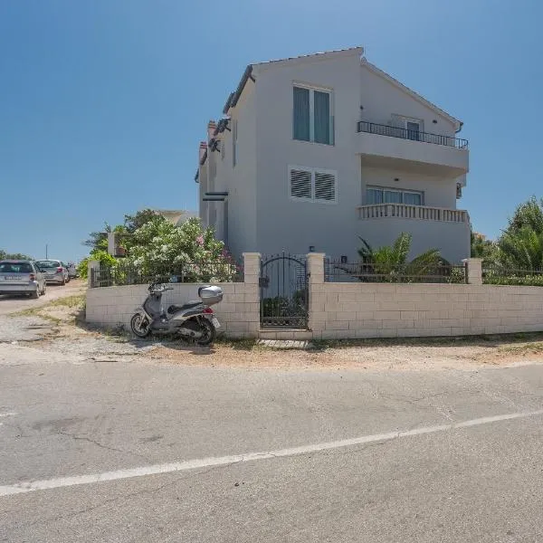 Black and White Spacious Apartment, hotel in Hvar