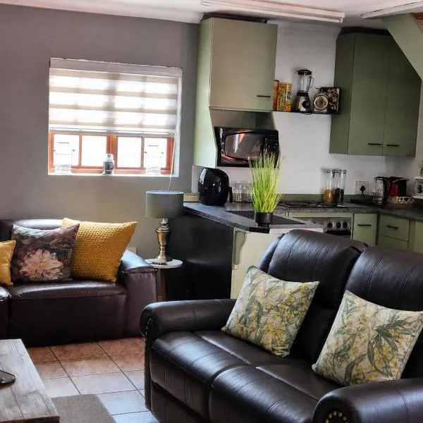 Neat Secure Self-Catering 1 Bed Apartment Moreleta Park Fully Furnished, hotel u gradu 'Pretoria'