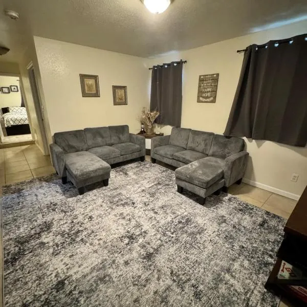 Amor Stays, Love your stay! 415 B down stairs, hotel din Worland