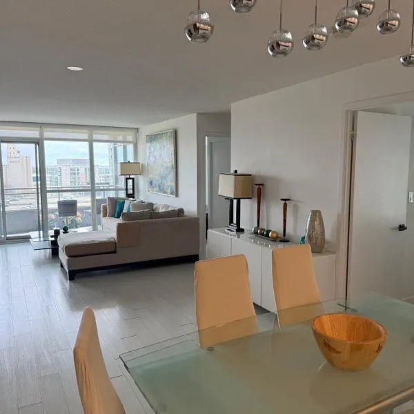 Spectacular Large 3 Bedroom 3 Bath Condo Downtown Toronto Lakeview, hotel en Toronto