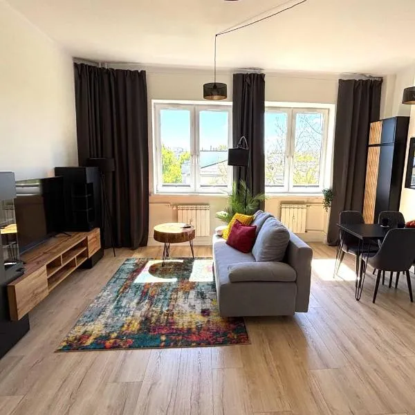 55m2 Quiet Apartment with Rooftop View & Elevator، فندق في وارسو