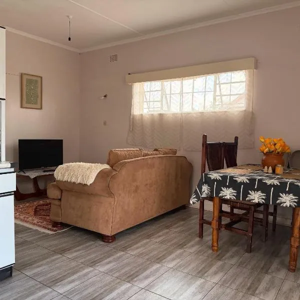 Cottage Near RG Mugabe Airport, hotell sihtkohas Harare
