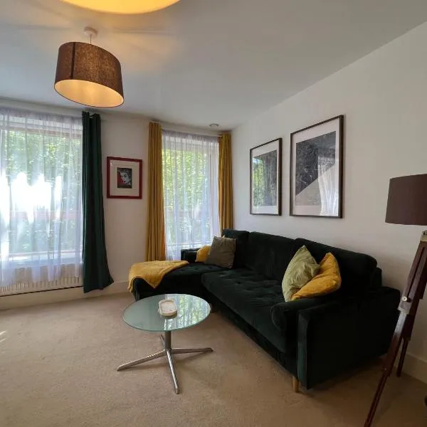 Sleek 1-Bed Apartment in Modern Yates Court, хотел в Лондон