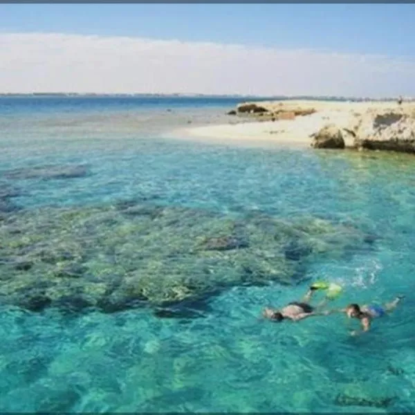 Luxury Studio, pool, Private beach & close to Airport, hotel in Hurghada