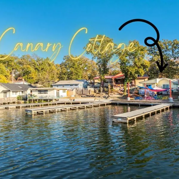 Hot Springs में, होटल Canary Cottage, Lakefront King Suite with Hot Tub at Sam's Pizza