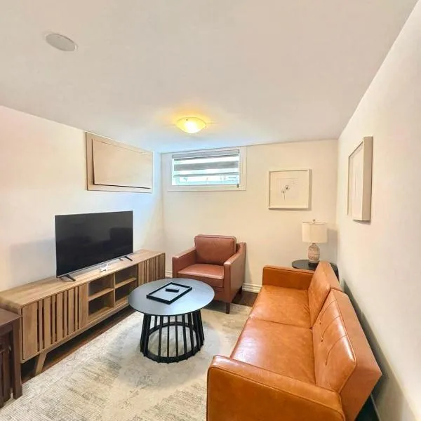 Freshly Renovated Spacious 2BR 2Bath Near TTC and Shops، فندق في تورونتو