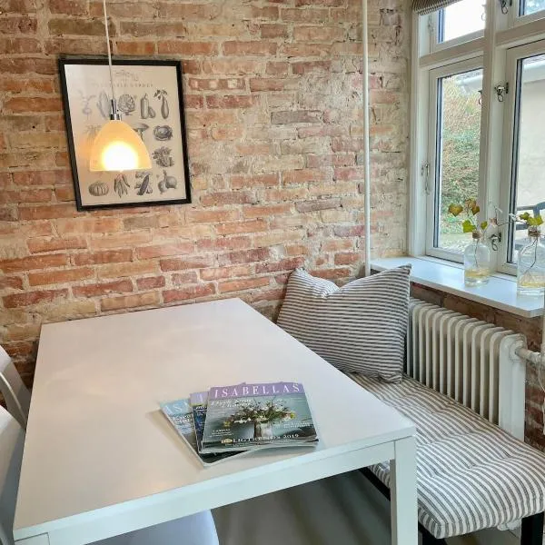 Lovely house by the beach & shopping، فندق في Spodsbjerg