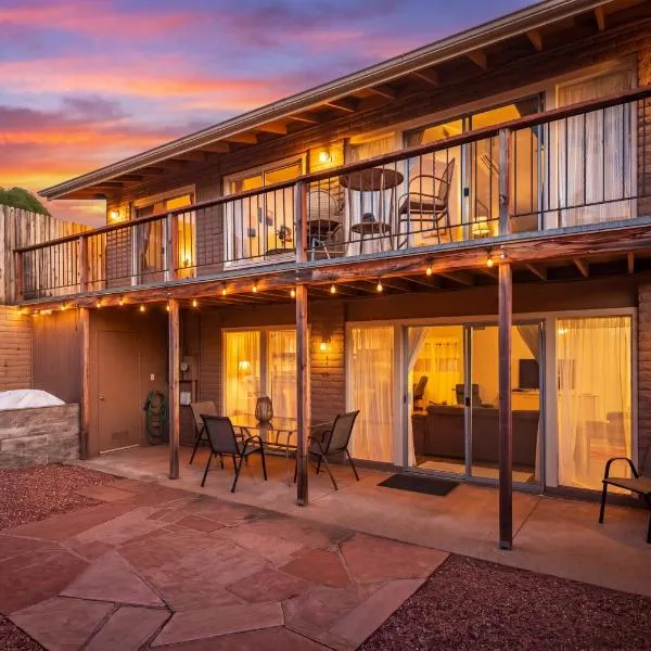 Uptown Sedona Haven with Red Rock Views and Pet Friendly Courtyard, hotel in Sedona