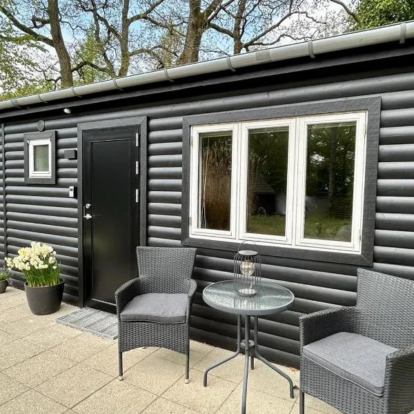 Cozy private annex near bathing lake and 30 min. from Copenhagen, hotel en Slangerup