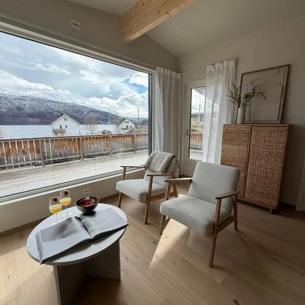 Scandinavian vibe with a view, close to Narvikfjellet, hotel u gradu Narvik